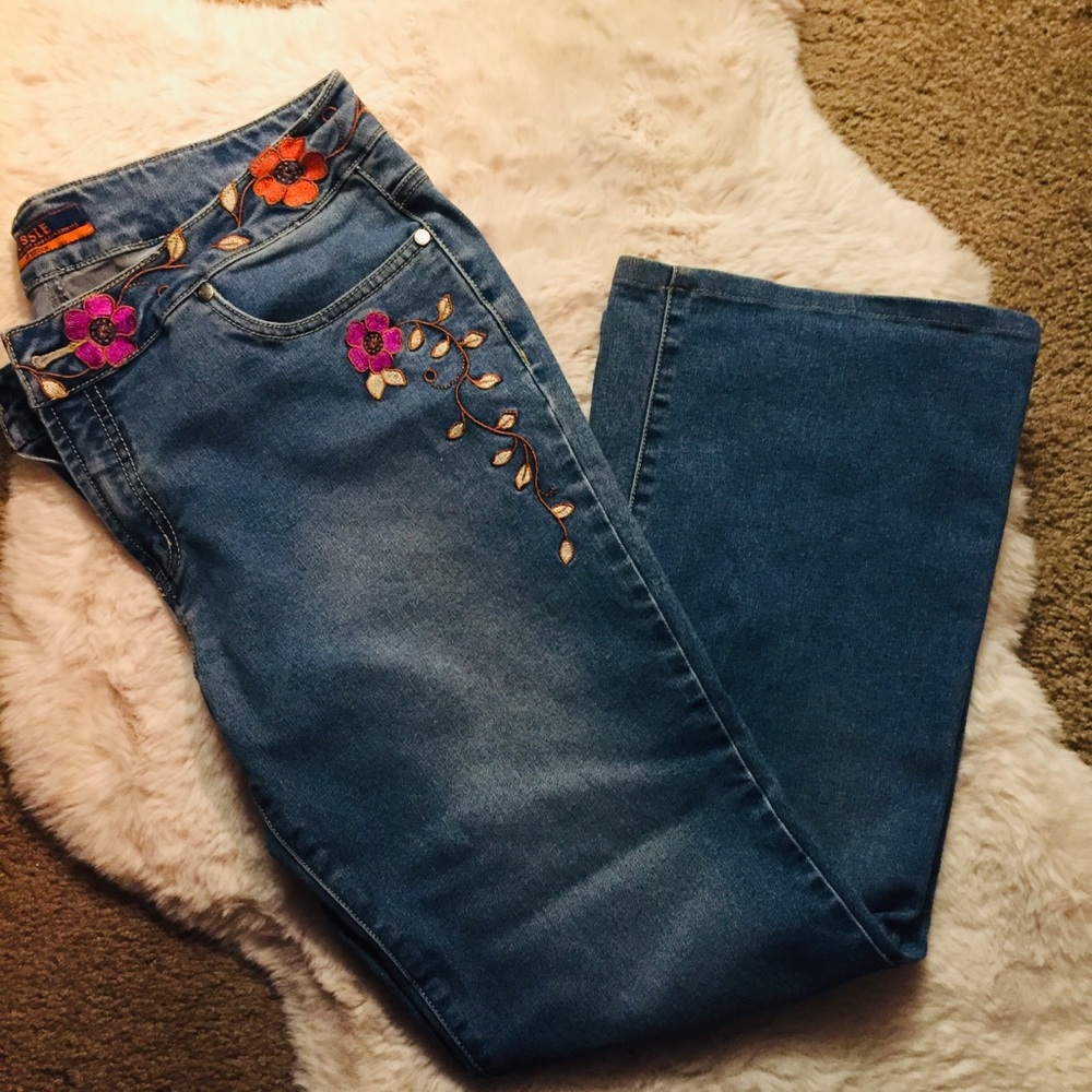 ✌🏽❤️🛍 Flower Detail Tussle In Brand Jeans